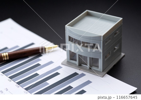 オフィスビルとビジネスグラフとボールペン オフィスビルとビジネスグラフとボールペン 116657645