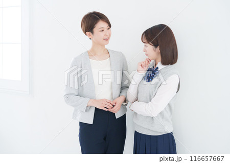 女子高校生と女性塾講師 116657667