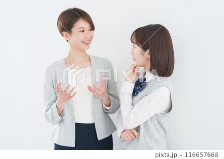 女子高校生と女性塾講師 116657668