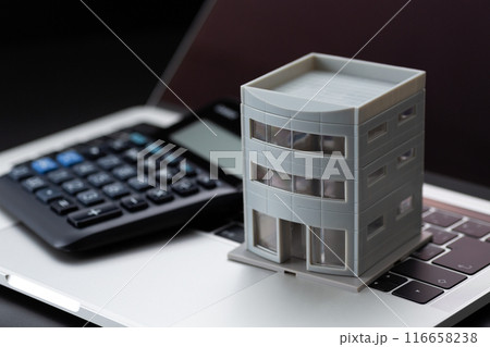 オフィスビルと黒い電卓 116658238