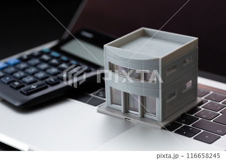 オフィスビルと黒い電卓 116658245