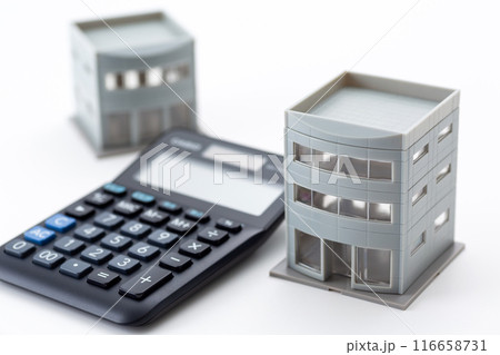オフィスビルと電卓 116658731