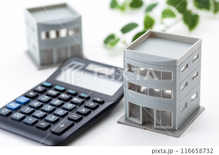 オフィスビルと電卓 116658732