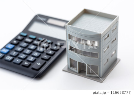 オフィスビルと電卓 116658777
