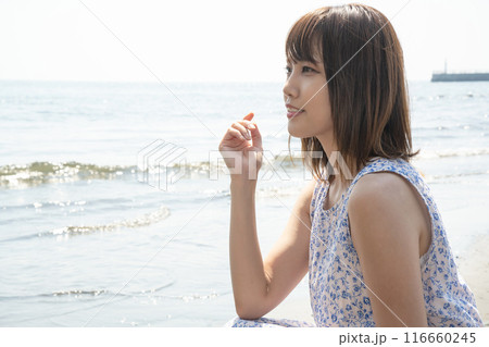 江の島の海を眺める女性 116660245