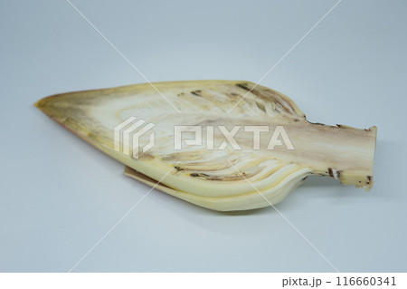 バナナの蕾の苞葉を剝いて半分に切った様子／珍しい野菜 116660341