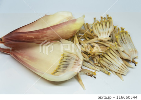 バナナの蕾から外した苞葉と花／珍しい野菜 116660344