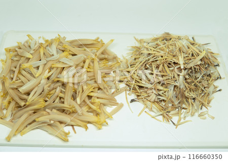 左にバナナの花・右に外した硬い蕊／珍しい野菜 116660350