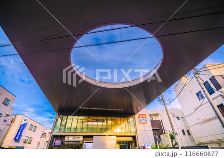 日本の東京都市景観　東急電鉄大井町線　上野毛駅 正面口などを望む。（窓ガラスに映る夕日）＝7月19日 116660877