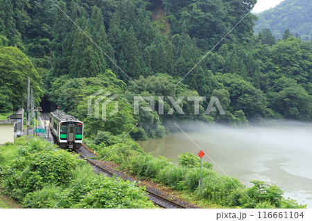 只見線「早戸駅に停車中の列車」只見川の川霧背景に 只見線「早戸駅に停車中の列車」只見川の川霧背景に 116661104