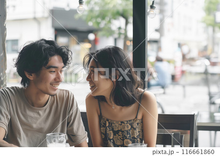 AI生成画像　カフェに座って会話する若い日本人カップル 116661860