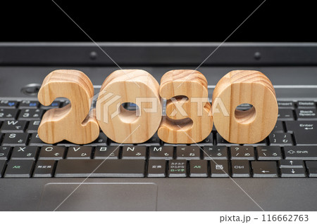 ノートパソコンの上の2030年の数字 116662763
