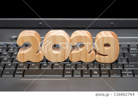 ノートパソコンの上の2029年の数字 116662764