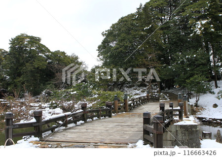 滋賀県彦根市にある「玄宮園の雪景色」 116663426