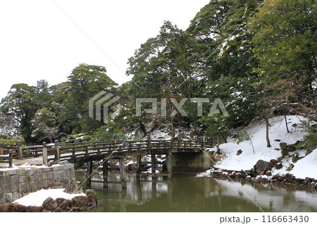 滋賀県彦根市にある「玄宮園の雪景色」 滋賀県彦根市にある「玄宮園の雪景色」 116663430