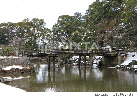 滋賀県彦根市にある「玄宮園の雪景色」 滋賀県彦根市にある「玄宮園の雪景色」 116663435