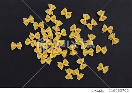 heap farfalle pasta on black background, top view 116663706