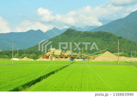 JR東日本上越線の八色駅から上越国際スキー場前駅までの車窓風景(2022年夏) 116663990