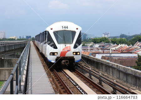 クアラルンプール　郊外を走るLRT 116664783
