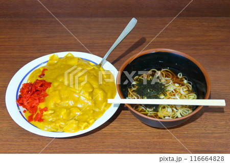 立ち食いのカレーライスと半そば 116664828