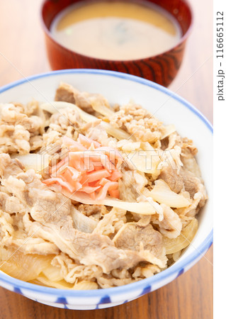 おいしい牛丼とみそ汁 116665112