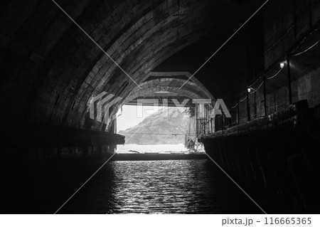 Exit gateway of an undeground concrete tunnel interior 116665365
