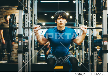 フィットネスジムでバーベルスクワットをする若い男性 フィットネスジムでバーベルスクワットをする若い男性 116665425