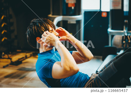 スポーツジムで腹筋を鍛える男性 116665437