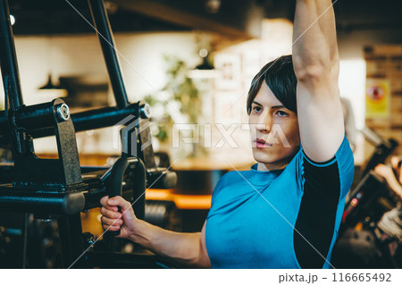 フィットネスジムでトレーニングをする男性 フィットネスジムでトレーニングをする男性 116665492