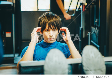 スポーツジムで腹筋を鍛える男性 スポーツジムで腹筋を鍛える男性 116665497