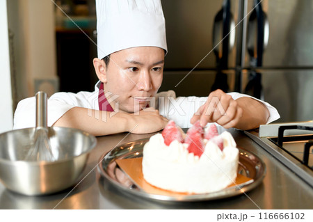 ホールケーキを製造するパティシエの男性 116666102