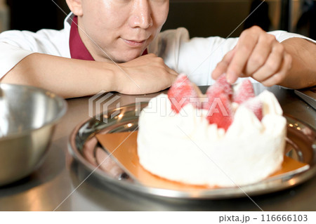 ホールケーキを製造するパティシエの男性 116666103