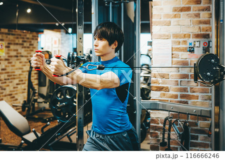 スポーツジムで筋トレをする若い男性 116666246