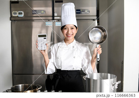 鍋と電卓を持つ若いアジア人の女性調理師 116666363
