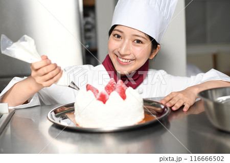 ホールケーキを製造するパティシエの女性 116666502