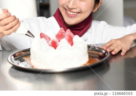 ホールケーキを製造するパティシエの女性 116666503