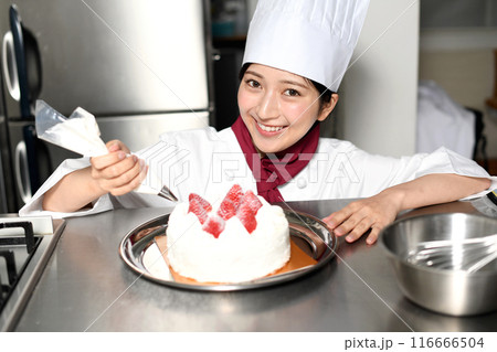 ホールケーキを製造するパティシエの女性 116666504