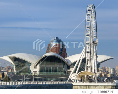 アゼルバイジャン・バクーのショッピングモールと白い観覧車 / Baku, Azerbaijan 116667141