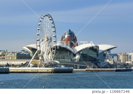アゼルバイジャン・バクーのショッピングモールと白い観覧車 / Baku, Azerbaijan 116667146