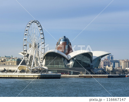 アゼルバイジャン・バクーのショッピングモールと白い観覧車 / Baku, Azerbaijan 116667147
