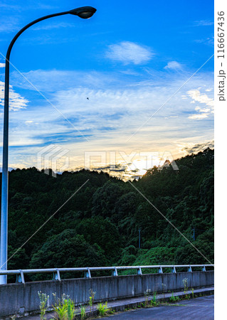 布目ダムの堰堤に立つ街灯と背景の夕空 日没前から日没を経てブルーアワーまで#19 布目ダムの堰堤に立つ街灯と背景の夕空 日没前から日没を経てブルーアワーまで#19 116667436