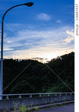 布目ダムの堰堤に立つ街灯と背景の夕空 日没前から日没を経てブルーアワーまで#20 布目ダムの堰堤に立つ街灯と背景の夕空 日没前から日没を経てブルーアワーまで#20 116667437