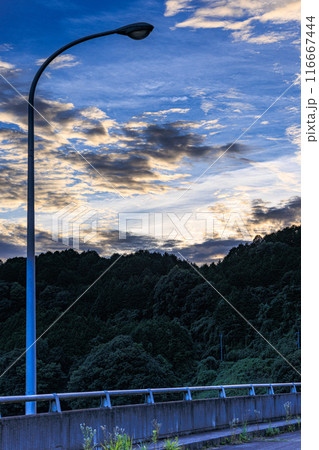 布目ダムの堰堤に立つ街灯と背景の夕空 日没前から日没を経てブルーアワーまで#26 布目ダムの堰堤に立つ街灯と背景の夕空 日没前から日没を経てブルーアワーまで#26 116667444