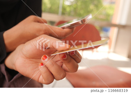 women hand holding credit card and using smart phone shopping online  116668319