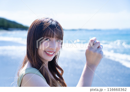 コンデジで海を撮影する女性 コンデジで海を撮影する女性 116668362