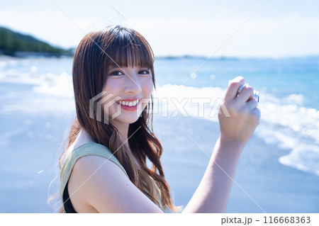コンデジで海を撮影する女性 116668363
