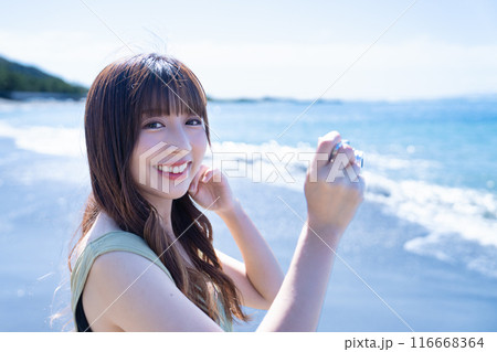 コンデジで海を撮影する女性 コンデジで海を撮影する女性 116668364