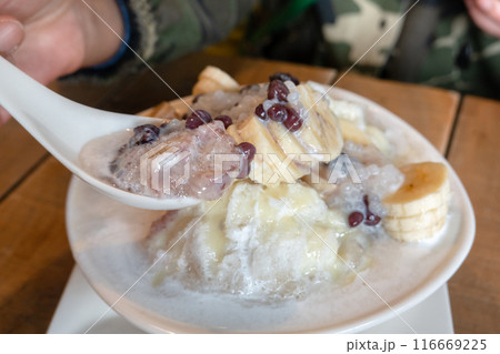 red bean banana shaved ice 116669225