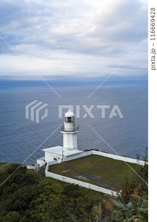 北海道/ 夏の朝陽に照らされるチキウ岬灯台(地球岬灯台・地球岬展望台) 北海道/ 夏の朝陽に照らされるチキウ岬灯台(地球岬灯台・地球岬展望台) 116669428