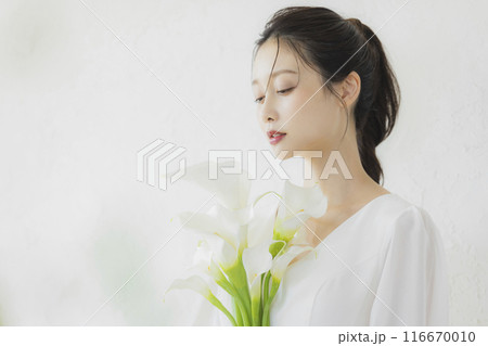 ウェディングドレスを着た女性  116670010